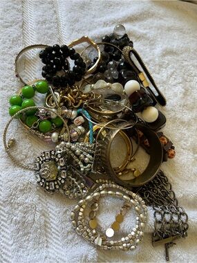 Mixed Lot of 30 costume jewelry bracelets. Mixed material- good condition